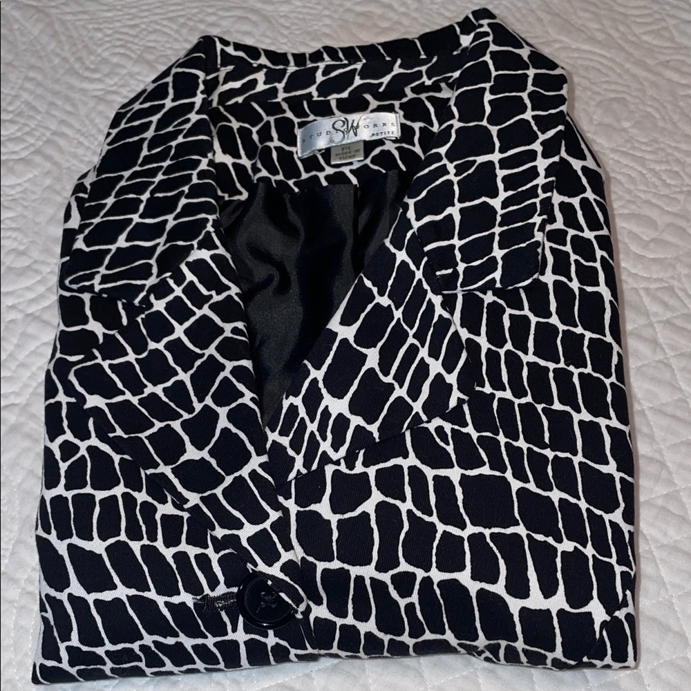 Studio Works Black & White Geometric Lined 3 Button 3/4 sleeve blazer. Size LP - Picture 1 of 13